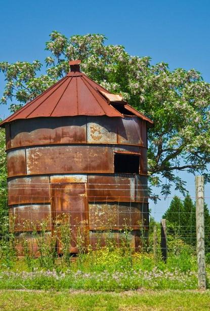 Summerville, SC: Amazingly in the town of Summerville you will find an old farm which still stands in the city limits. Urban development all around and the old farm from years past still remains. This is a picture of what I assume was in years past for grain/feed storage.