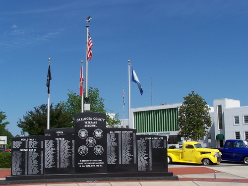 Crestview, FL: The Okloosa County Veterans Memorial with the Okaloosa County Courthouse in the background. Main Street, Crestview.