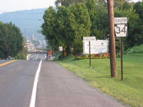 Mount Holly Springs, PA: Entering Mt Holly Springs from the Holly Pike