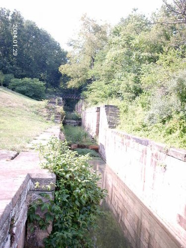 Coshocton, OH: Erie Canal locks were 90 feet long and 15 feet wide, and were designed for a canal boat 61 feet long and 7 feet wide, with a 3 1/2 foot draft.