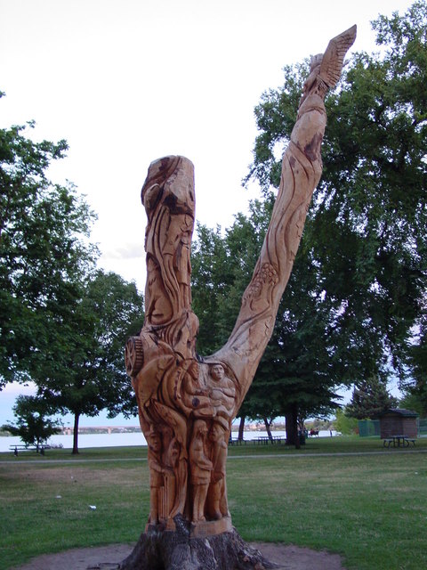 Richland, WA: Tree Carving in Howard Amond park