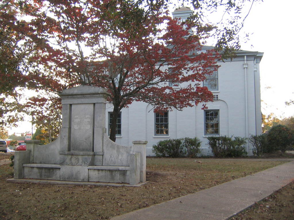 Buena Vista, GA: UDC Confederate Memorial, Marion County Courthouse, Buena Vista, Ga