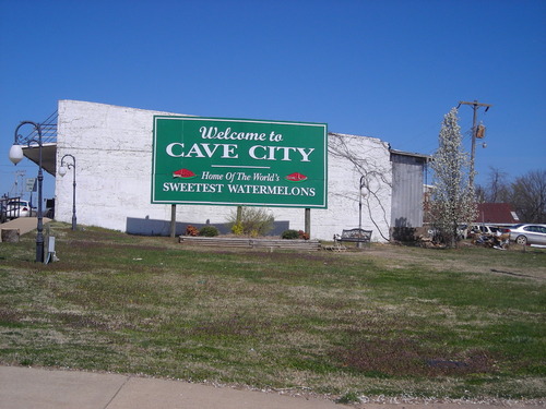 Cave City, AR: This is driving through Cave City, Arkansas going south