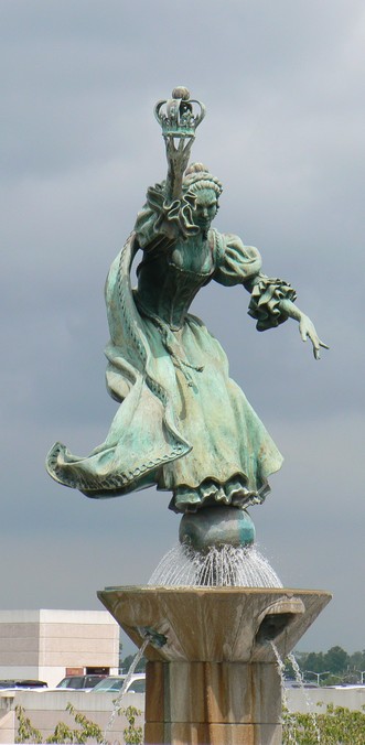 Charlotte, NC: Queen Charlotte Statue at Charlotte-Douglas International Airport