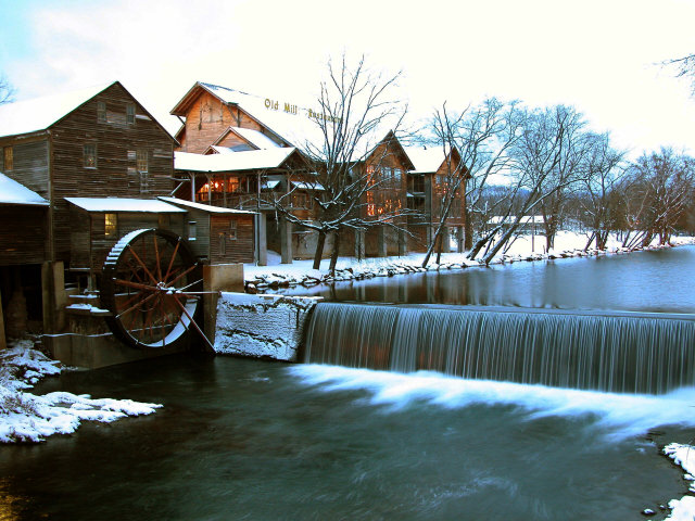 Sevierville, TN: old mill at light 7