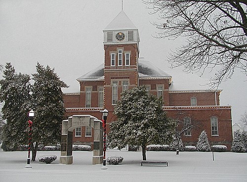 Fairfield, IL: Chrismas Eve at the Old Courthouse