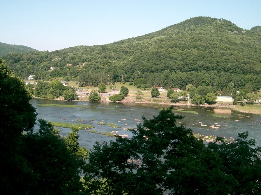 Hinton, WV: Hinton,W.Va. Looking across from the Bluestone dam