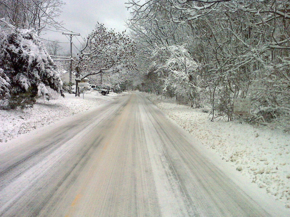 Asharoken, NY: A snowy Asharoken Avenue - Dec 20th 2008