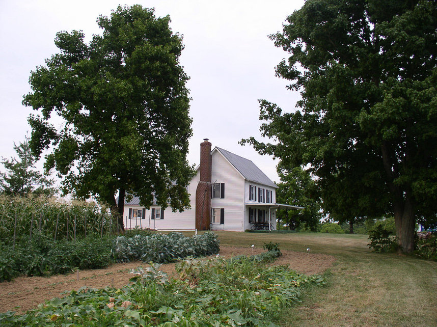 Brooksville, KY: Historic Landmark 150 Year Old Log House with Garden