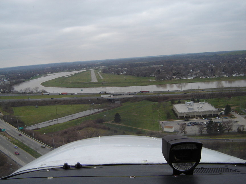 Moraine, OH: Crossing the highway for a landing at Moraine Airpark.
