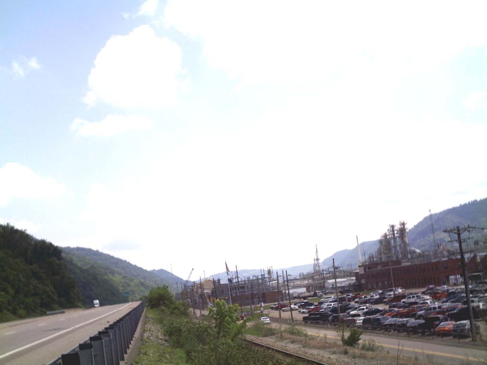 Belle, WV: City of Belle WV = Photos of DuPont Chemical Plant from different views ( largest employer in the valley & supplier of B&O Taxes for town of Belle)