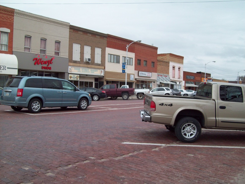 Phillipsburg, KS: Parking not only on the side of the street, but down the middle as well.