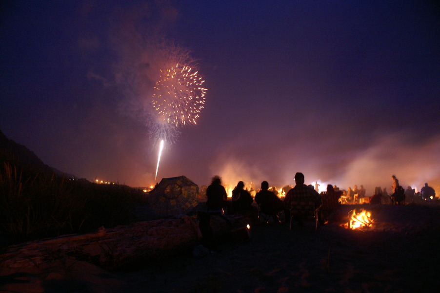 Manzanita, OR: Fireworks on the beach in Manzanita
