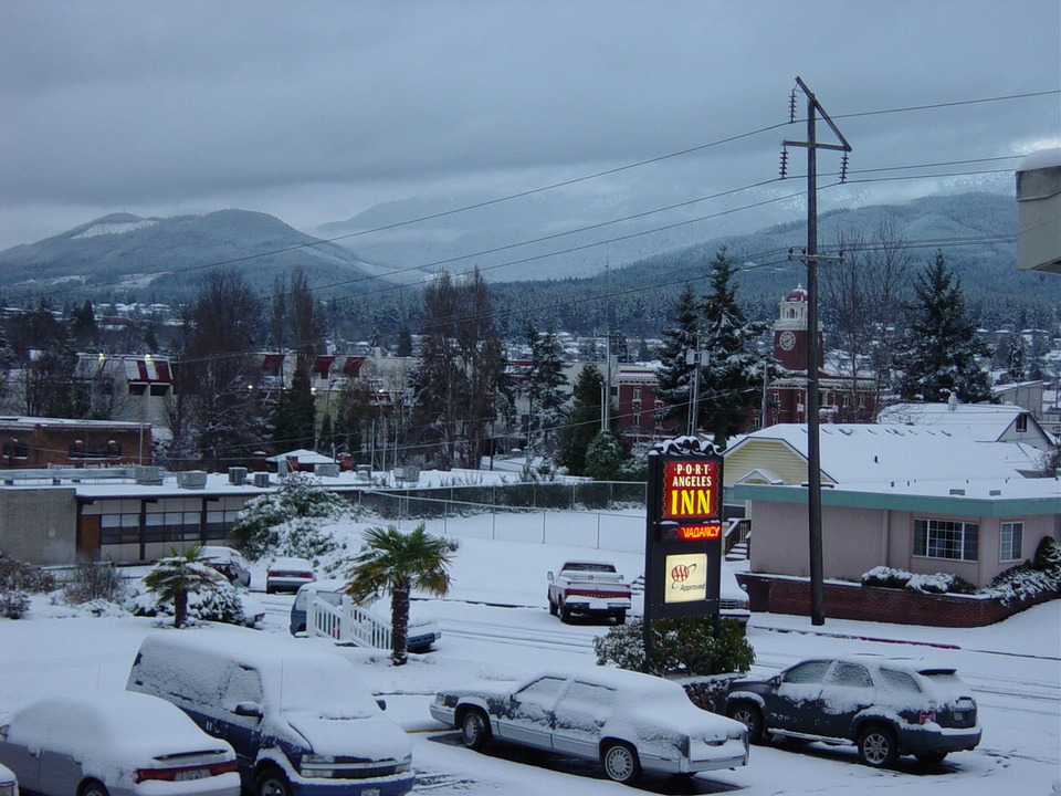Port Angeles, WA: Lincoln St from Port Angeles Inn after Dec 12 2008 Snow
