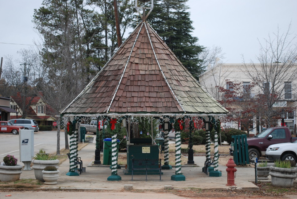 Bowman, GA : The Well At Christmas 2008, on the square Bowman,Georgia