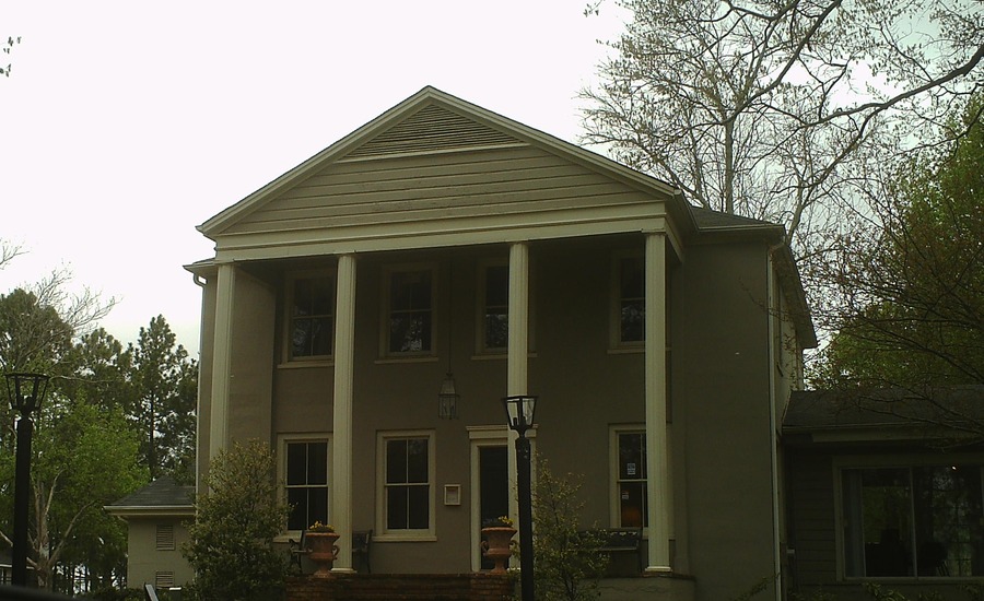 Roswell, GA: Original plantation home: now the rental office of local community