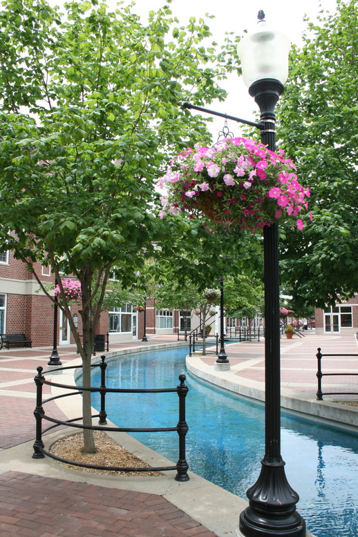 Pella, IA: Lamp post and flowers