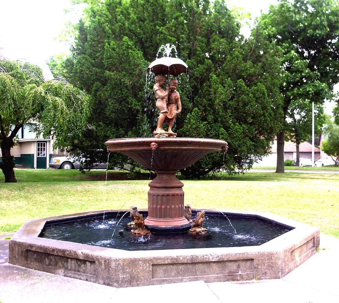 St. Joseph, MI: The fountain on State Street