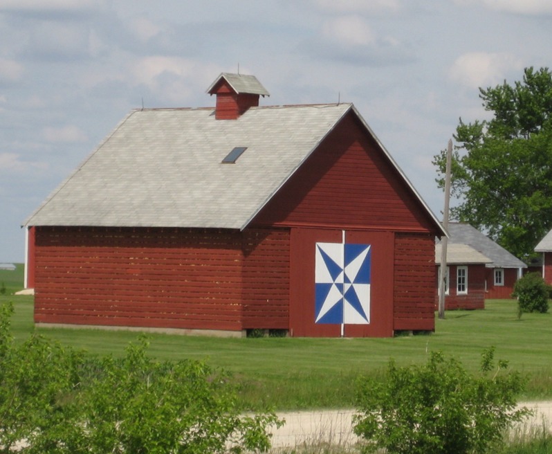 Wellsburg, IA: "Crossed Canoes" Murra's Corn Crib Barn Quilt