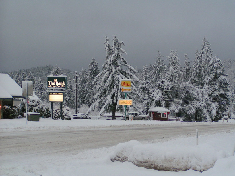 Naselle, WA: Bank of the Pacific & Okies Market during Dec 08 snow storm