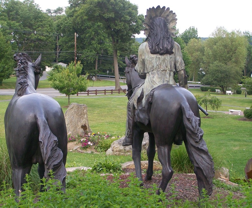 Hopatcong, NJ: statues overlooking park