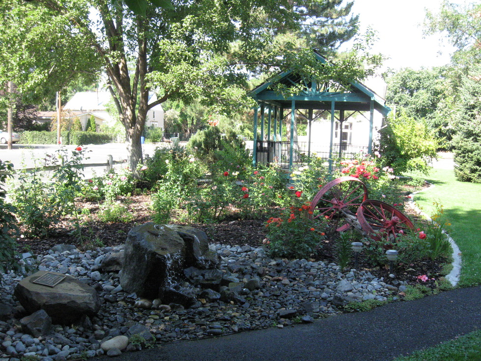 Echo, OR: George Park Rose Garden & Fountain