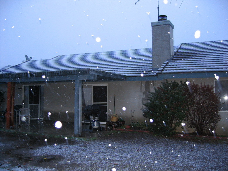Perris, CA: Weird weather! Snow in Perris 11/2004