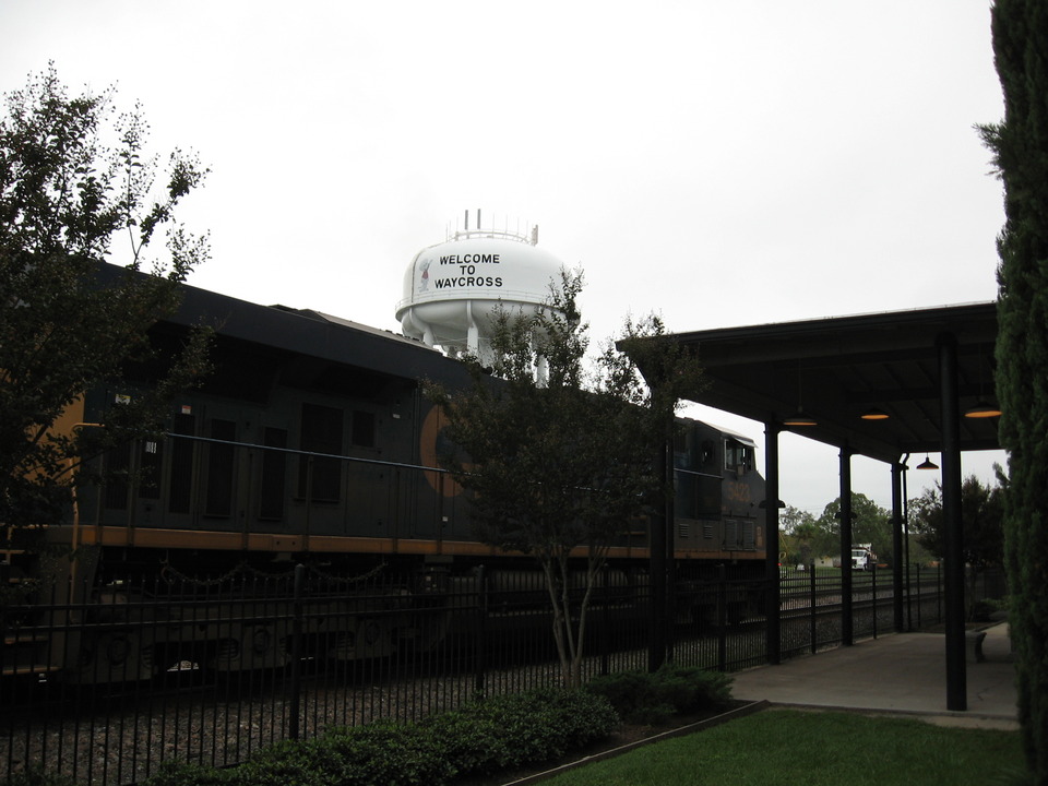Waycross, GA: CSX Train running behind Visitor's Center / old train depot
