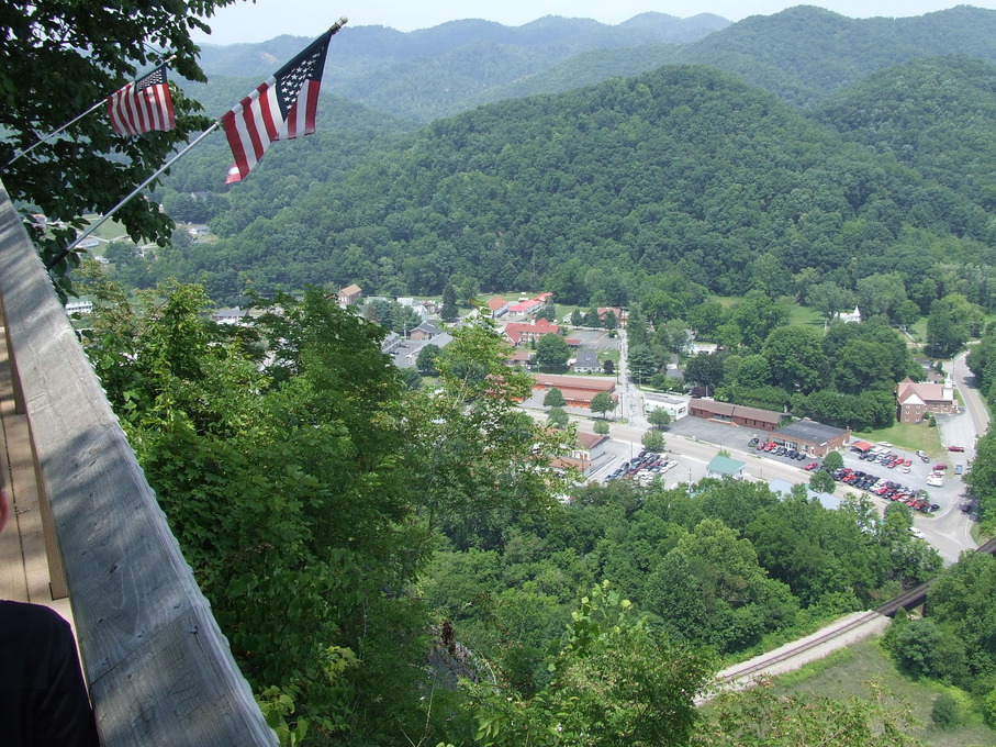 Cedar Bluff, VA: Looking down from the overlook at the Cedar Bluff, Va. park