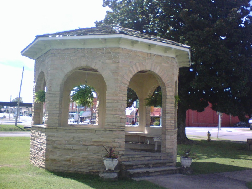 Etowah, TN: The Bandstand at L& N