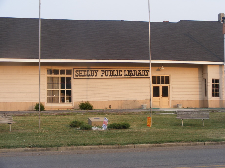 Shelby, MS: Close view of the public library in Shelby, Mississippi. Shelby has rich state historical and blues significance.