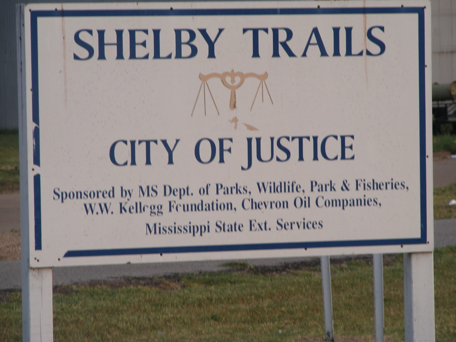 Shelby, MS: Citizen's in the Mississippi Delta town of Shelby enjoy leisurely walking trails.
