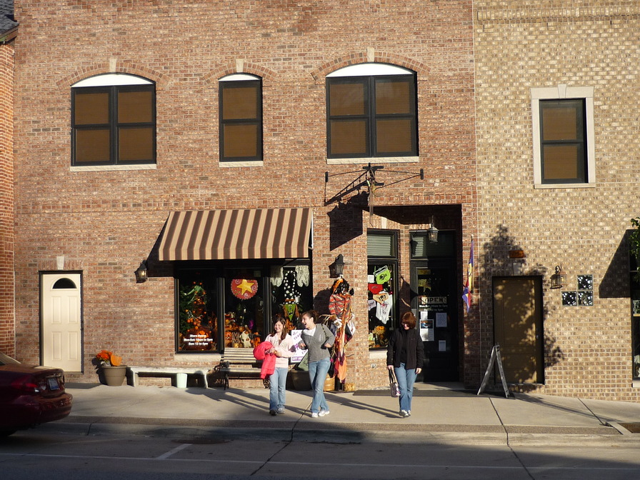 Le Claire, IA: shopping downtown