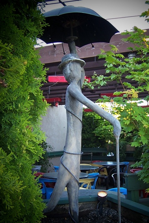Puyallup, WA: Rain Man in front of restaurant in Seattle area