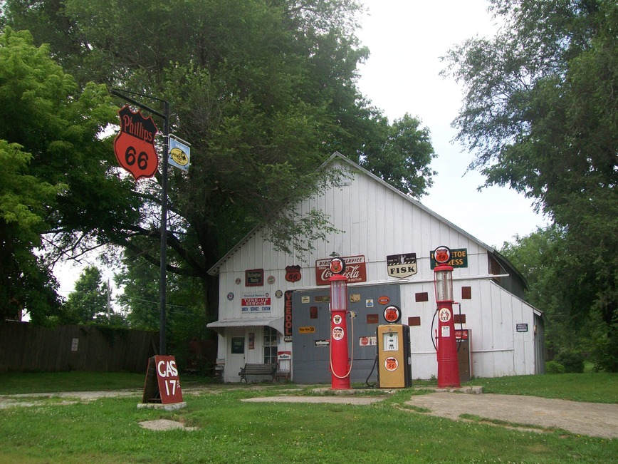 Bogard, MO: Old gas station, downtown Bogard