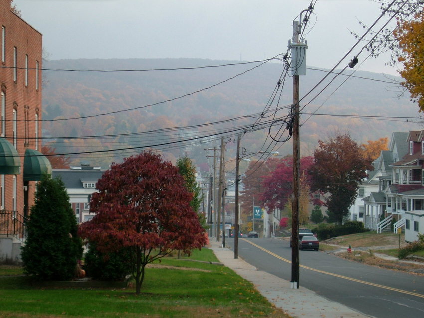 Bristol, CT: Federal Hill looking South