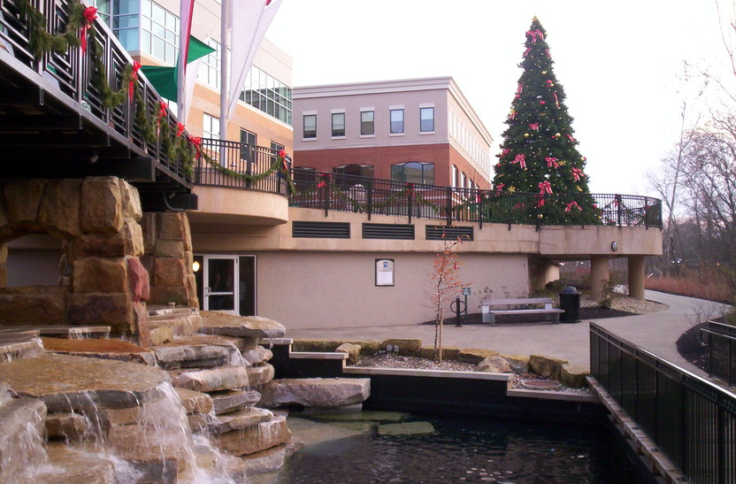 Gahanna, OH: Creekside Plaza at Christmas