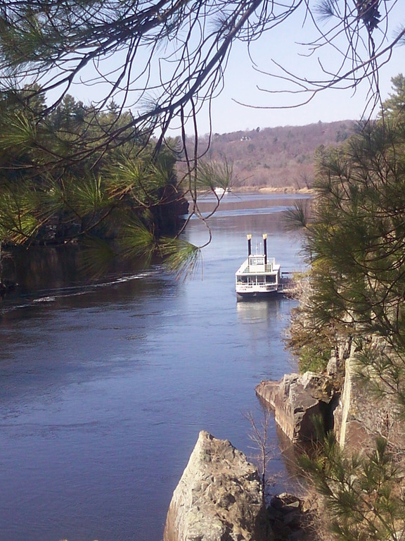 Taylors Falls, MN Taylors Falls sits on the scenic St. Croix River
