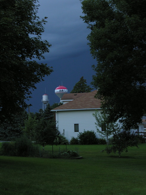 St. Clair, MN: Wall cloud over St. Clair