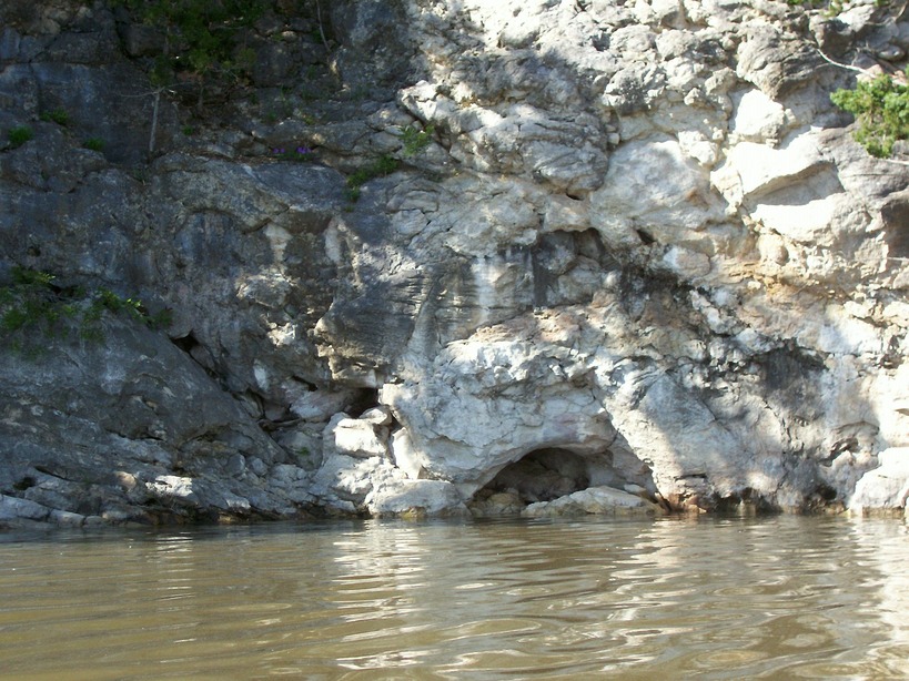 Warsaw, MO: Pic taken from my kayak of the cliffs you see from the "Mile Long" Bridge