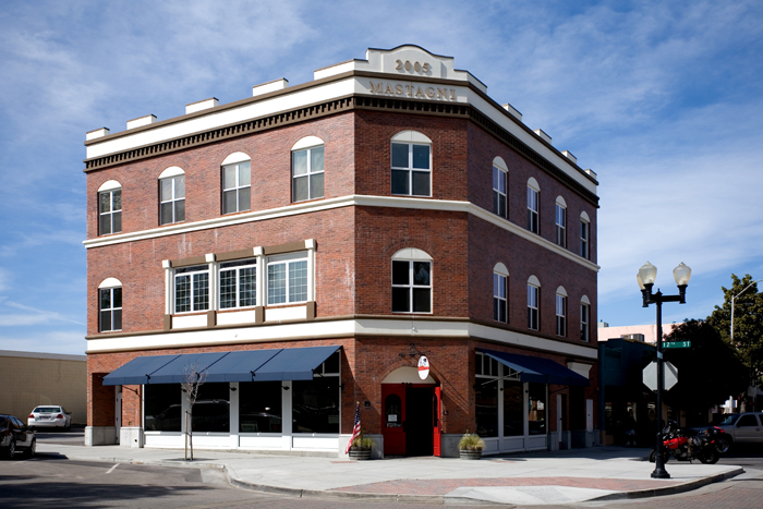 Paso Robles, CA: Paso Rboles Ca. A complete reconstruction of the original building build back in 1892. This was one of the buildings suffering heavy damage in the 6.5 earthquake that was centered in San Simion 28 miles to the west of Paso Robles CA.