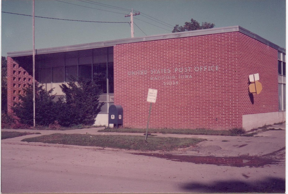 Mapleton, IA: POST OFFICE