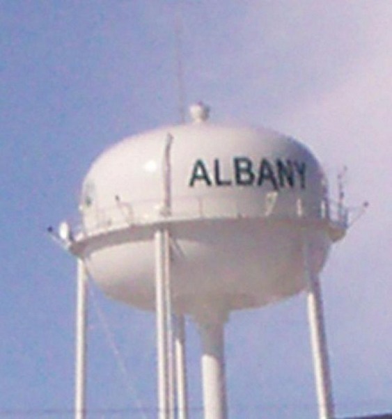 Albany, MO: Albany Watertown Visible from the town square