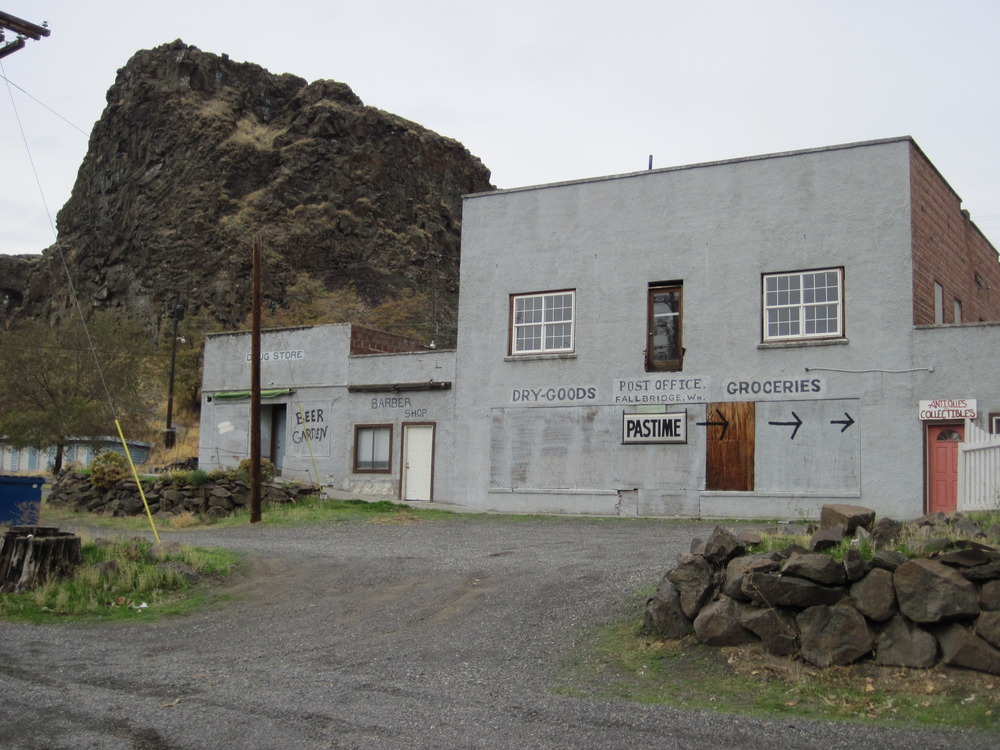 Wishram, WA : Wishram Beer Garden and Business District photo, picture