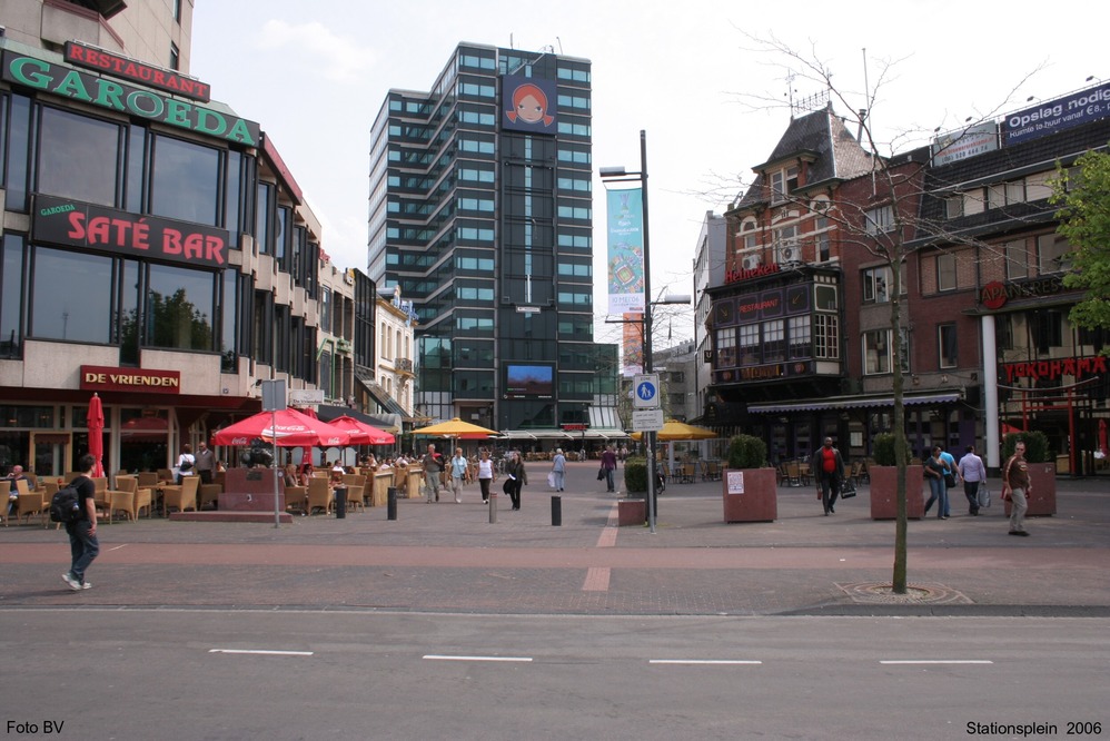 Revere, MN: tegen over het station het plein waar oud en nieuw bij elkaarstaat