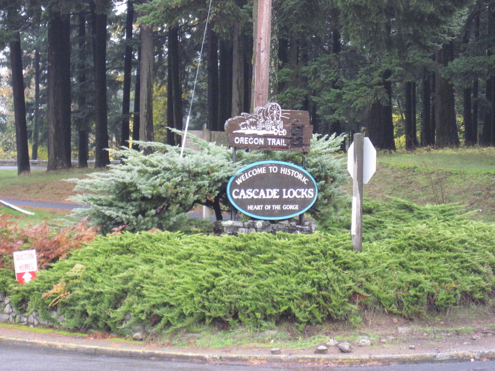 Cascade Locks, OR: Welcome sign at entrance to Cascade Locks, OR