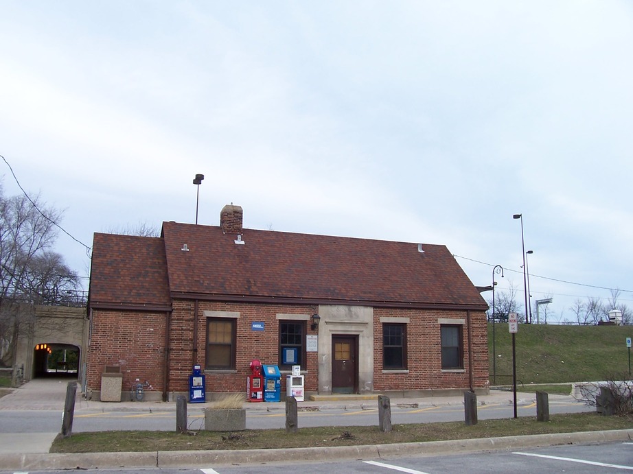Winnetka, IL: Indian Hill METRA station.