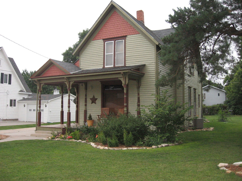 Red Cloud, NE: Home built in the late 1800's ~ Red Cloud, NE