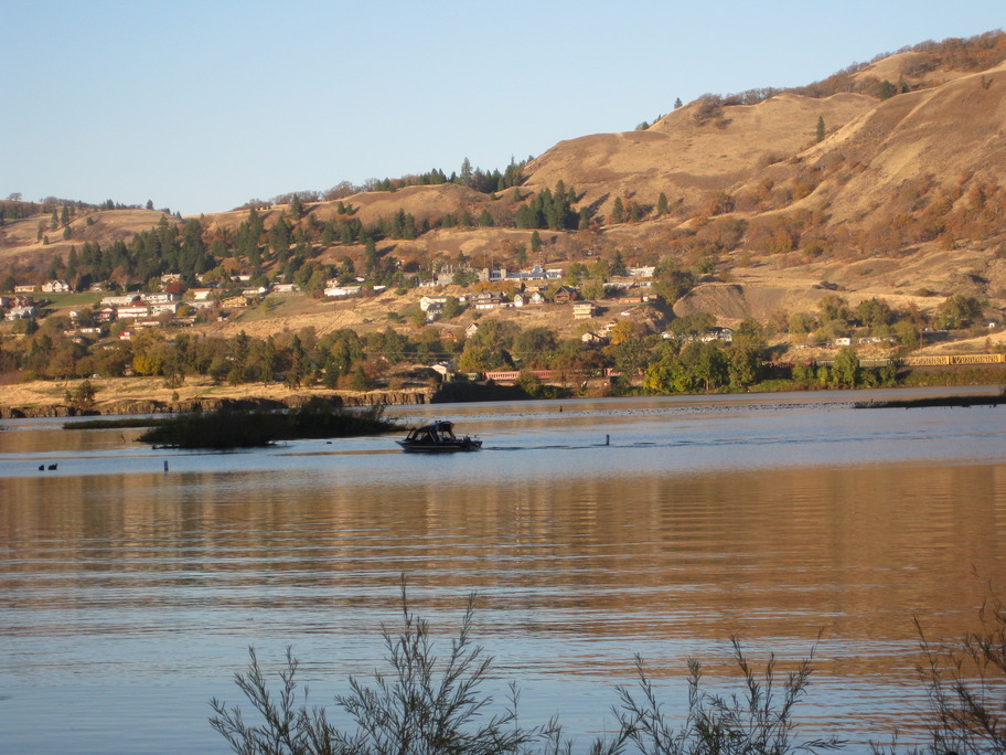 Lyle, WA: A small boat on the Columbia River with Lyle, WA in background