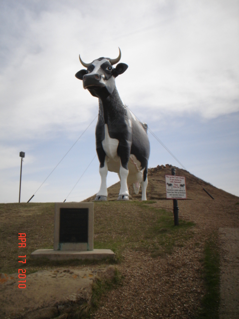 New Salem, ND: Salem Sue overlooking I-94 in New Salem, ND